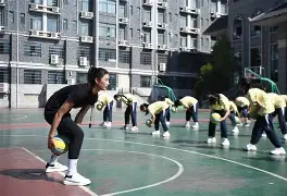 退役运动员进校园：千名冠军当体育辅导员 