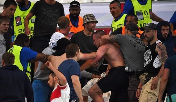 开云体育官网入口-足球流氓文化再起，欧洲多地比赛因骚乱中断 