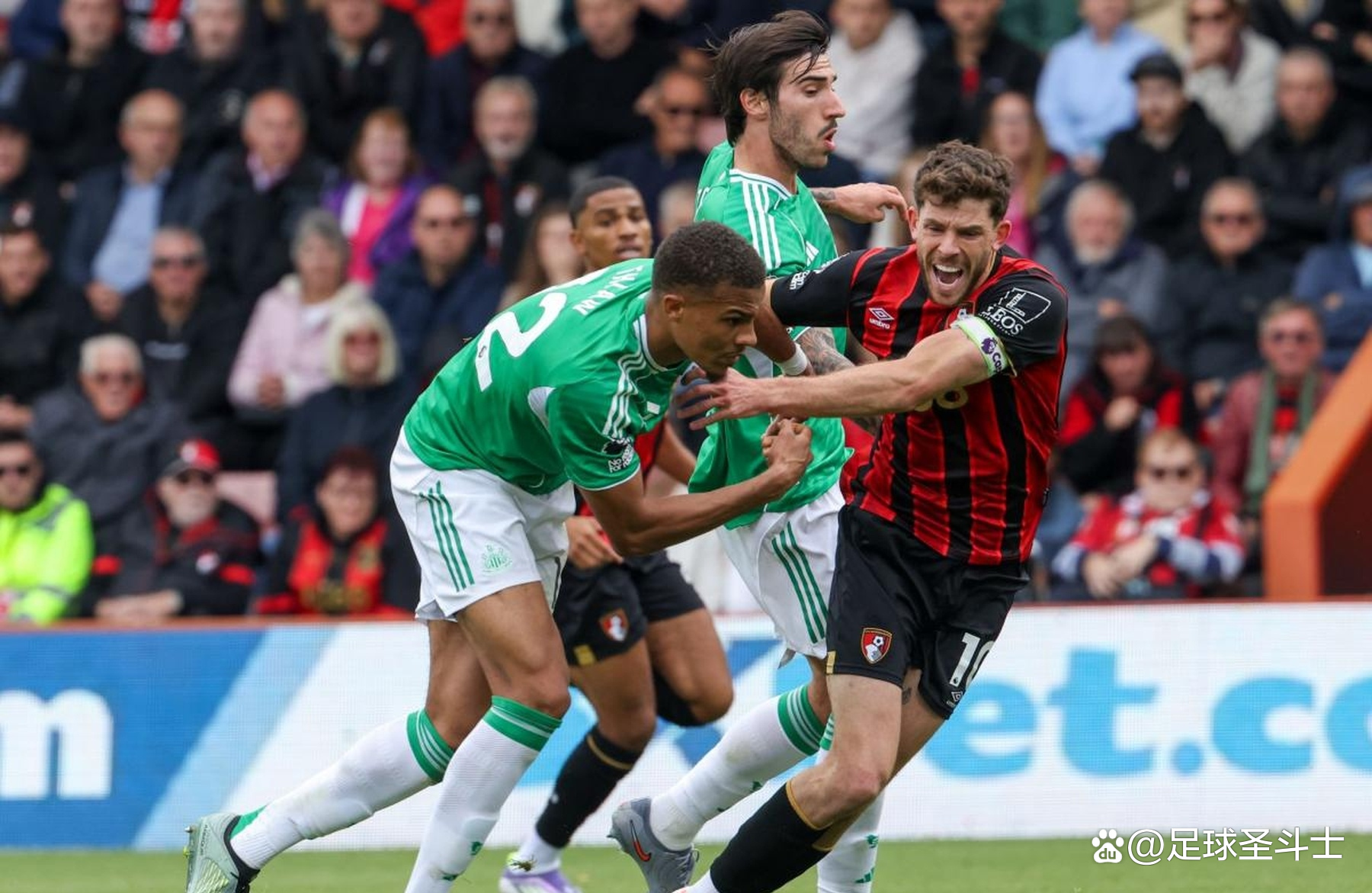 裁判尺度对比：英超身体对抗vs西甲技术流 