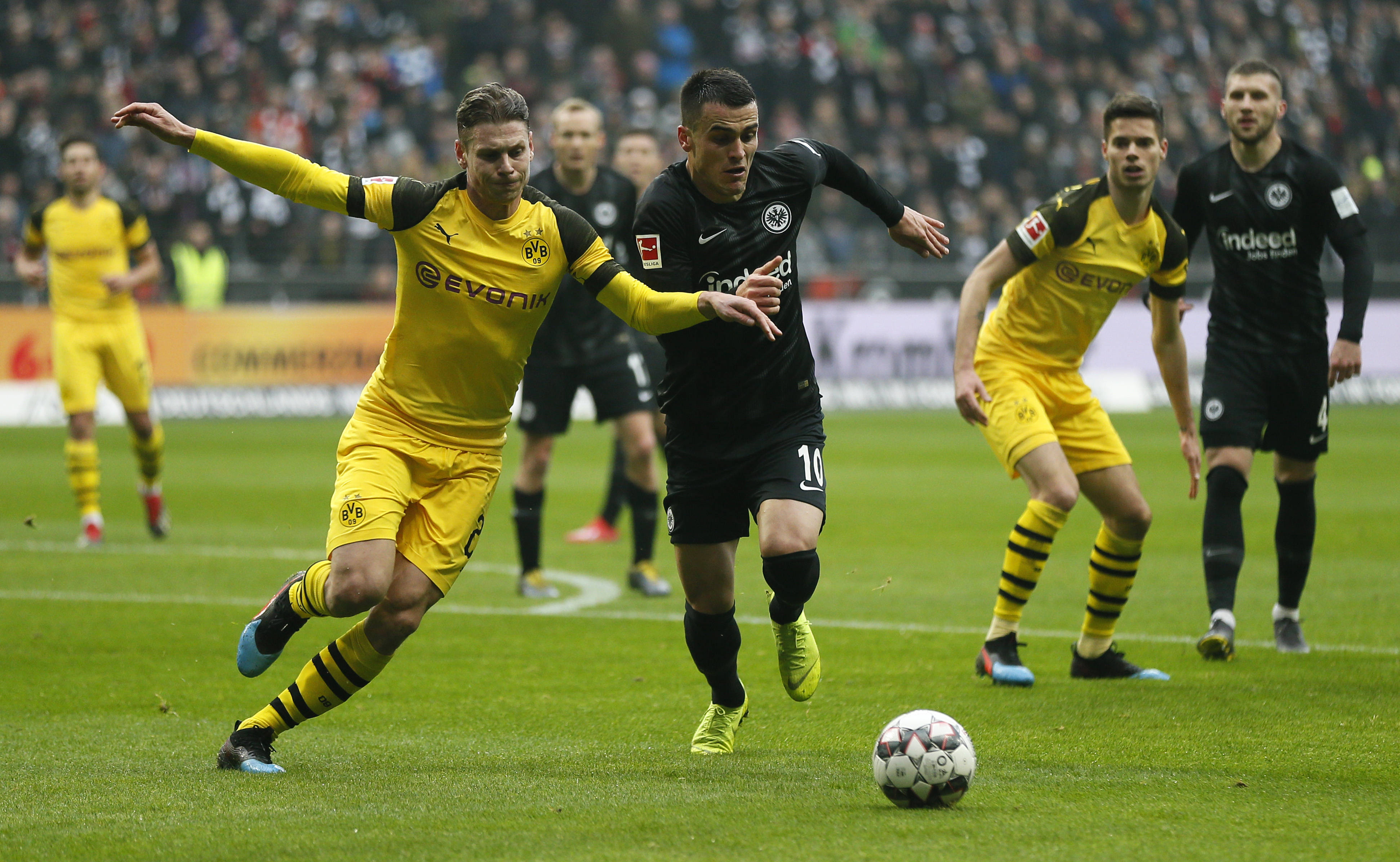 关于多特蒙德后防问题频出，冠军梦又破？的信息